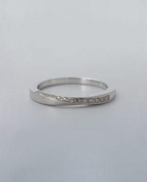 Alianza de oro blanco y diamantes