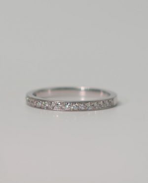 Alianza de oro blanco y diamantes