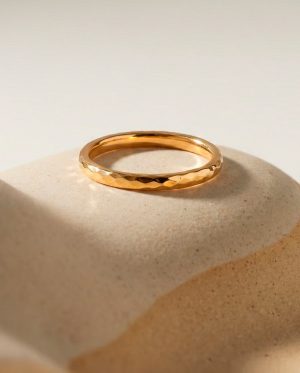 anillo en oro martillado