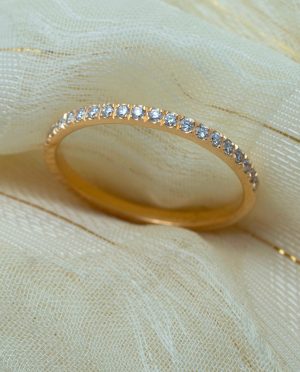 alianza de oro amarillo y diamantes