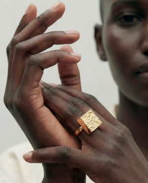 anillo menhires bañado en oro